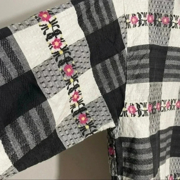 Angelique vintage embroidered collared button down Medium - Picture 3 of 8